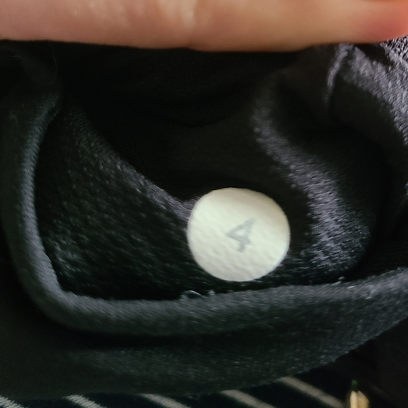 Lululemon Inspire Crop Luxtreme Net Pop Black Capri Leggings Size 4 - Picture 5 of 5